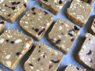 22、红糖花生饼干,码入铺好油纸的烤盘