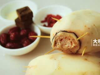 5、滋补红糖糯米藕丨大嘴螺,用牙签将莲藕密封好,一定要封严实,以免糯米往锅外露