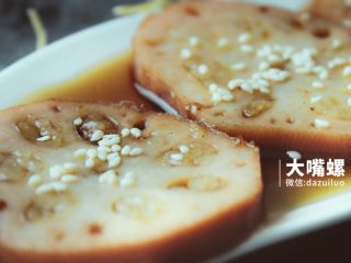 12、滋补红糖糯米藕丨大嘴螺,将剩余的红糖水稀释至浓稠,依次淋在莲藕上味道更佳,放上白芝麻提香