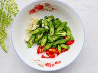 4、燃烧脂肪的凉拌黄瓜,腌制黄瓜的同时准备调味，碗中加入切好的配料。