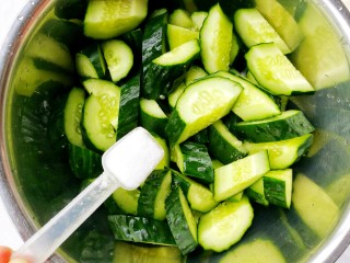 5、燃烧脂肪的凉拌黄瓜,加盐1勺。