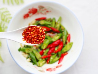 8、燃烧脂肪的凉拌黄瓜,干辣椒1勺。