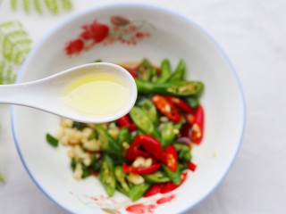 9、燃烧脂肪的凉拌黄瓜,香油1勺。