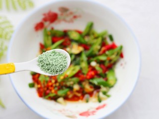 11、燃烧脂肪的凉拌黄瓜,鸡精一勺。