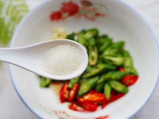 10、燃烧脂肪的凉拌黄瓜,白糖1勺。