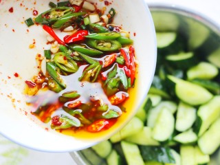 14、燃烧脂肪的凉拌黄瓜,倒在黄瓜上。