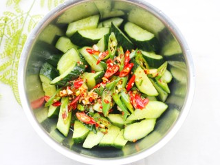 15、燃烧脂肪的凉拌黄瓜,搅拌均匀，静置10分钟即可食用。