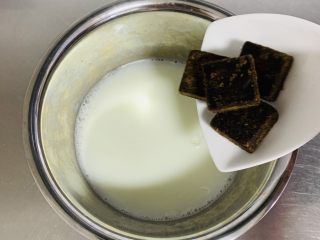 2、红糖马拉糕,将红糖加入牛奶中。