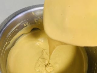 8、红糖马拉糕,搅拌至光滑，无颗粒，提起刮刀形成这样的倒三角即可。