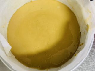 10、红糖马拉糕,提起模具向桌面轻柯几下排出气泡，室温发酵20分钟左右。