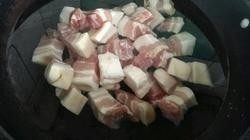 2、红烧肉,红烧肉的做法图解22.冷水将肉入锅，开锅撤去浮沫，肉捞出控干水分！