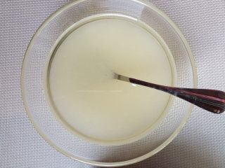 1、开口笑,将温水与白砂糖混合至溶化。