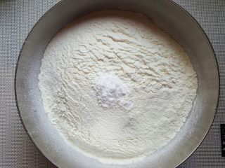 2、开口笑,将面粉过筛加入小苏打，搅拌均匀。