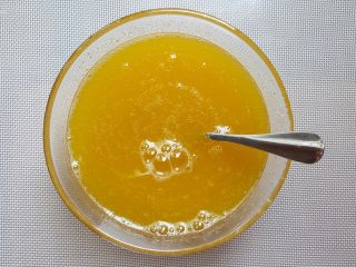 6、开口笑,再加入水溶液中，进行搅拌充分融合。