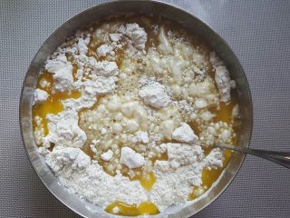 7、开口笑,倒入面粉和小苏打，搅拌成团。