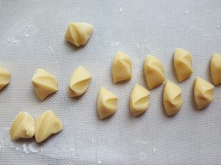 8、开口笑,面团切成小的剂子，不要太大，炸过后会膨胀。