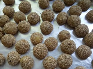 10、开口笑,裹好全部的小面团后，备用。