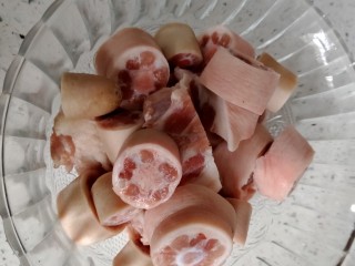 1、节节香,猪尾有很多绒毛。需要清理干净，用火烤，然后用刀刮。干净以后剁成小块。