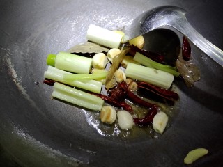 6、节节香,然后放入大葱和西芹，接的煸香。