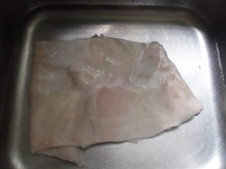 1、低脂美容的水晶皮冻,猪皮浸泡片刻洗净，姜块去皮拍扁；
