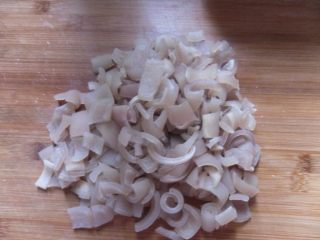 5、低脂美容的水晶皮冻,猪皮再次洗净沥干水，切成小块；