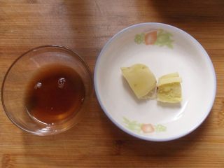 6、低脂美容的水晶皮冻,剩下部分料酒和姜块，等会放入压力锅内；
