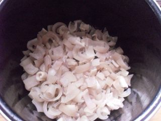 7、低脂美容的水晶皮冻,切好的猪皮倒入压力锅内；