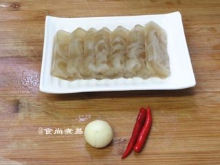 13、低脂美容的水晶皮冻,切块配蘸料即可食用，蒜蓉、辣椒，香醋拌匀即成蘸料。
