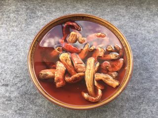 4、红菇炖土鸡~补血必选!,红菇在泡的过程中,大量红色素会释放出来,泡过红菇的水不要倒掉哦!