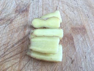 14、红菇炖土鸡~补血必选!,老姜清洗干净后,用刀切成片。