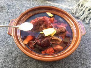 17、红菇炖土鸡~补血必选!,添加2勺盐调味。