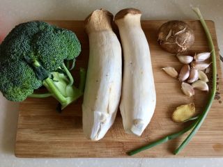 1、我爱蒜蓉系列➕蒜香鲍汁杏鲍菇,我们来制作调味：这里用到生抽，