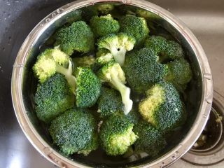 3、我爱蒜蓉系列➕蒜香鲍汁杏鲍菇,清水中加入食盐，浸泡西兰花十五分钟，所以我是先泡上西兰花，再利用泡西兰花的时间来处理别的食材