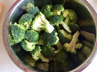 4、我爱蒜蓉系列➕蒜香鲍汁杏鲍菇,浸泡后西兰花多冲洗几遍，淘洗干净，控水备用