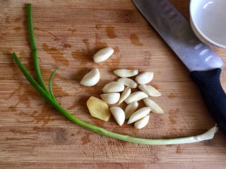 5、我爱蒜蓉系列➕蒜香鲍汁杏鲍菇,蒜剥皮，姜去皮，与小葱一同清洗