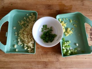 6、我爱蒜蓉系列➕蒜香鲍汁杏鲍菇,小葱分葱白葱绿分别切末，姜切姜末，蒜切蒜蓉，备用