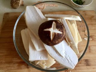 9、我爱蒜蓉系列➕蒜香鲍汁杏鲍菇,杏鲍菇对半切后，再纵切为3毫米左右的厚片。