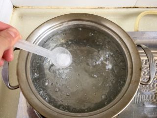 12、我爱蒜蓉系列➕蒜香鲍汁杏鲍菇,可以重新烧水，也可直接用烫杏鲍菇的水，加入少许食盐