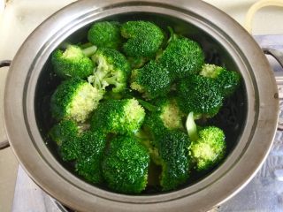 14、我爱蒜蓉系列➕蒜香鲍汁杏鲍菇,放入西兰花，烫一两分钟，喜欢西兰花软一些口感的，可以适当延长一点时间