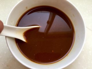 23、我爱蒜蓉系列➕蒜香鲍汁杏鲍菇,加入适量清水，搅拌均匀，尤其生粉一定要化开，尝下咸淡，可根据个人口味添加少许食盐