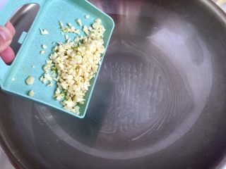 24、我爱蒜蓉系列➕蒜香鲍汁杏鲍菇,热锅冷油，加入蒜蓉煸香