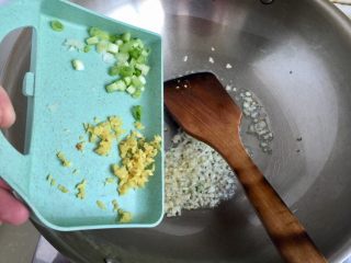 25、我爱蒜蓉系列➕蒜香鲍汁杏鲍菇,加入葱白姜末煸香