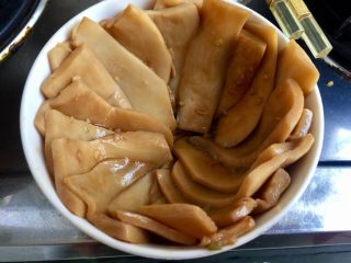 31、我爱蒜蓉系列➕蒜香鲍汁杏鲍菇,关火，取一个小圆碗，先把杏鲍菇贴着碗沿摆一圈，