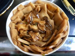 32、我爱蒜蓉系列➕蒜香鲍汁杏鲍菇,由外往里继续摆，直到全部杏鲍菇摆满一碗，要按的紧实点，倒扣过来才不容易散