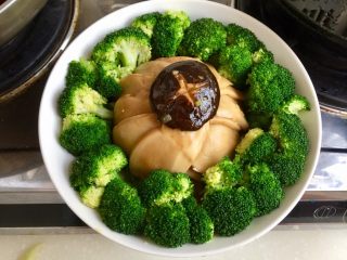 35、我爱蒜蓉系列➕蒜香鲍汁杏鲍菇,把香菇捞出放在杏鲍菇上