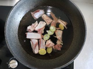 2、咖喱羊排饭,羊排入冷水，同时加入葱姜，适量料酒、盐，煮开去血沫后，继续煮10分钟