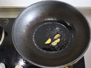 4、咖喱羊排饭,起锅爆香姜片