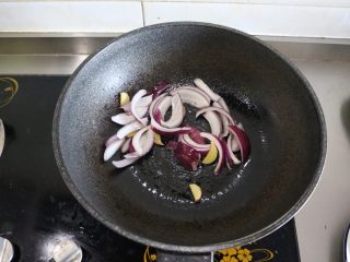 5、咖喱羊排饭,加入洋葱翻炒