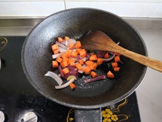 6、咖喱羊排饭,待洋葱变软后加入胡萝卜丁翻炒
