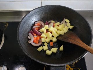 7、咖喱羊排饭,待胡萝卜变软后加入土豆丁继续翻炒